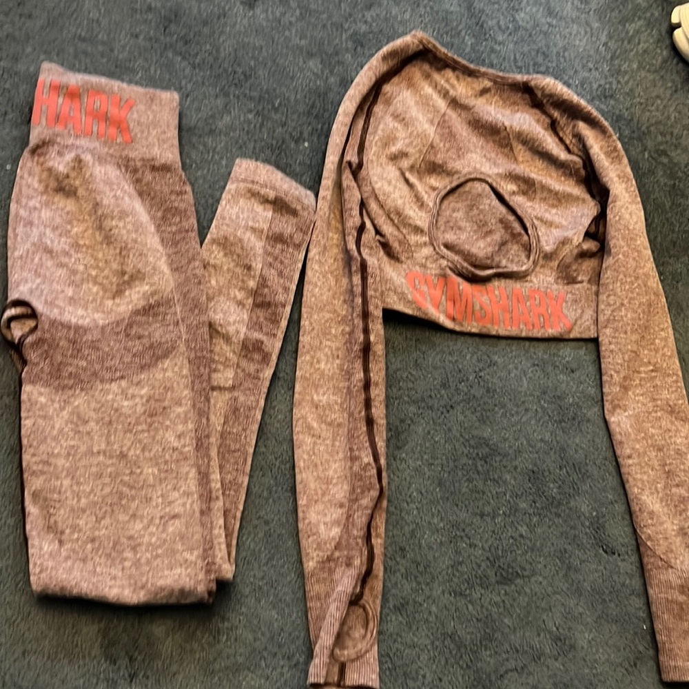 Gymshark set - small hole in the right hip easy fix